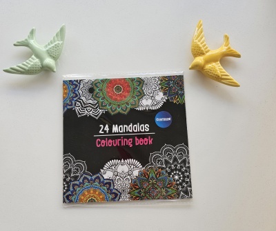 Livro para colorir Mandalas com duas aves decorativas de cerâmica em fundo branco