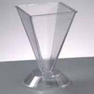 Copo de plástico transparente com base larga e corpo cónico