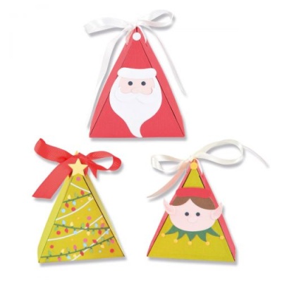 Três caixas triangulares de presente de Natal com imagens de Pai Natal, árvore de Natal e duende.