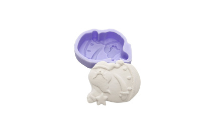 Molde de silicone roxo com sabonete branco formato rosto com gorro e estrela