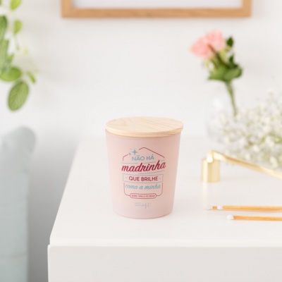 Pote rosa com tampa de madeira e texto na frente em ambiente decorativo suave