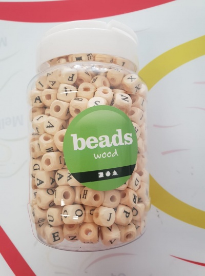 Frasco transparente cheio de contas de madeira com letras