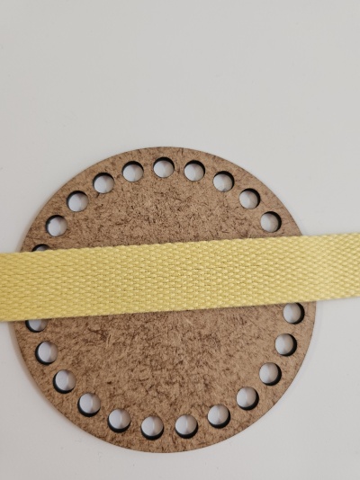Disco redondo em MDF com furos e fita amarela texturada