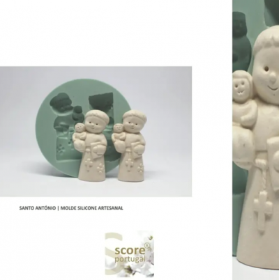 Molde silicone verde com figuras cerâmicas creme de Santo António com criança ao colo
