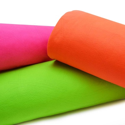 Três rolos de tecido feltro coloridos rosa, laranja e verde