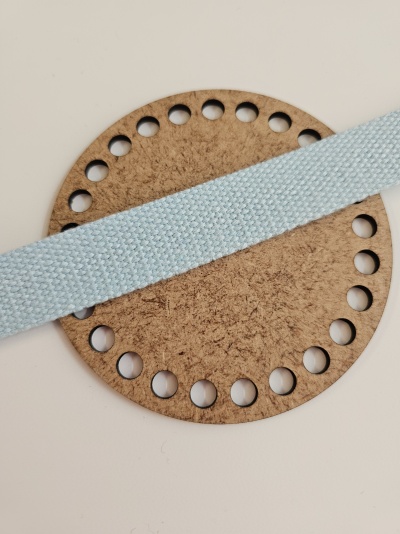 Disco redondo de cortiça com furos e fita azul claro texturada