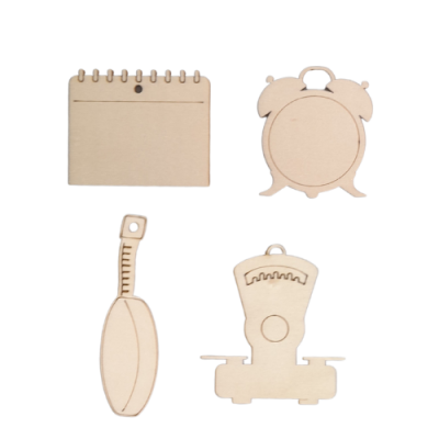 Quatro enfeites em madeira clara com formas de bloco de notas, despertador, raquete de ténis e balança