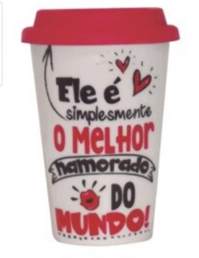 Copo reutilizável branco com tampa vermelha e texto em português com decoração em corações.