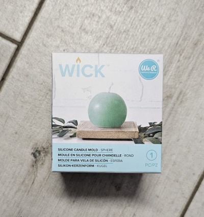 Caixa branca de molde de silicone para vela esférica com imagem de vela verde