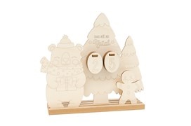 Suporte decorativo em madeira com figuras recortadas de boneco de neve, árvore e boneco com chapéu