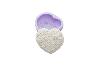 Molde de silicone lilás em forma de coração com padrão floral e sabonete branco em forma de coração com relevo floral