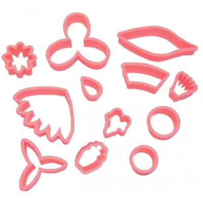 Conjunto de cortadores de biscoitos rosa em várias formas sobre fundo branco.