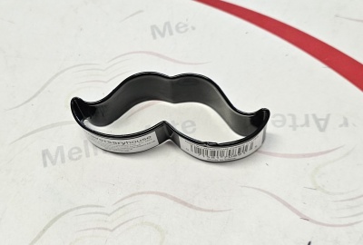 Cortador de bolachas formato bigode preto em superfície branca