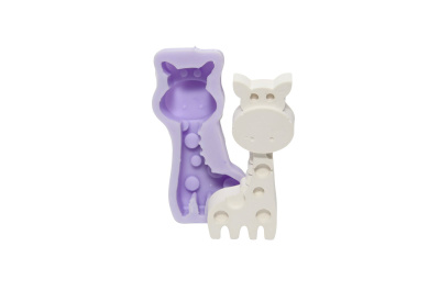 Molde lilás de silicone em forma de girafa com figura branca de girafa ao lado