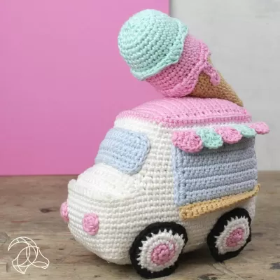Carrinha de gelados de crochet com cone no tejadilho e cores pastel.