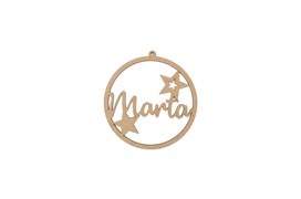 Anel decorativo redondo em madeira com o nome Maria e duas estrelas