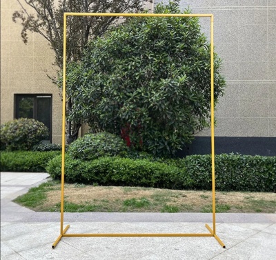 Estrutura metálica amarela retangular no exterior com árvores ao fundo