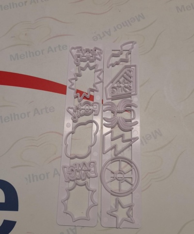 Moldes de plástico translúcido com formas e palavras sobre mesa clara com texto Melhor Arte