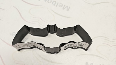 Forma de cortar bolachas preta em formato de morcego com etiquetas e código de barras