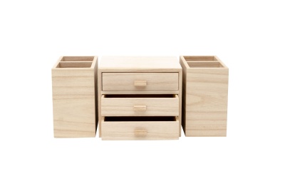 Organizadores de secretária em madeira clara com três gavetas e dois suportes.