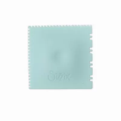 Peça quadrada azul-claro com relevo Sizzix em fundo branco