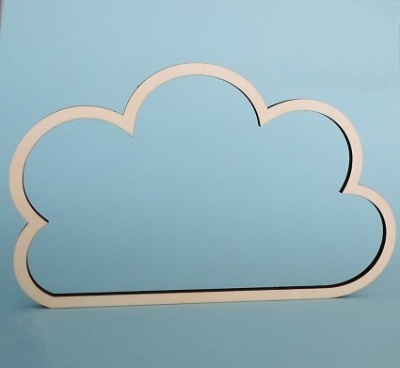 Espelho em forma de nuvem com moldura de madeira clara