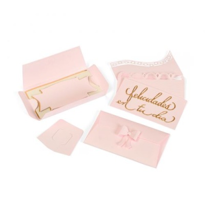 Conjunto de papelaria rosa com cartão, envelope e recortes delicados.