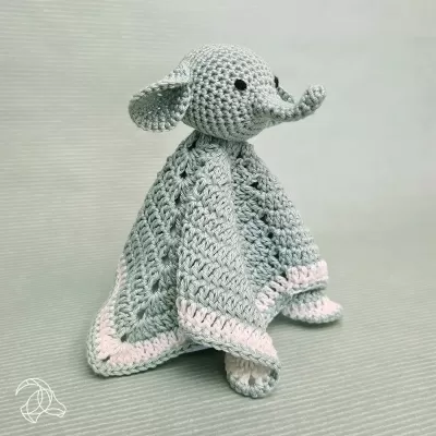 Manta de crochet em forma de elefante cinzento com detalhes brancos