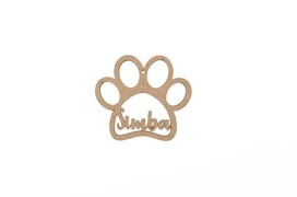 Decoração de madeira em forma de pata com a palavra Simba