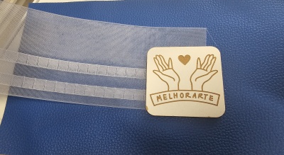 Fita transparente com etiqueta MELHORARTE sobre superfície azul