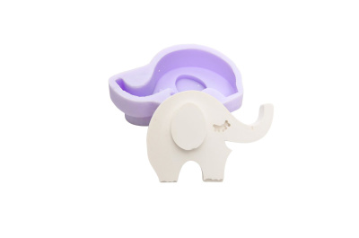 Molde de silicone lilás e elefante decorativo branco