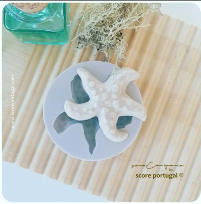 Forma de silicone redonda com molde de estrela do mar e frasco de vidro verde ao lado