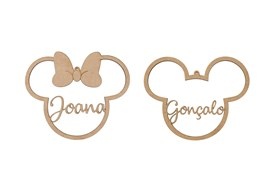 Dois enfeites de madeira em forma da cabeça da personagem Mickey Mouse com nomes Joana e Gonçalo