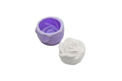 Molde de silicone roxo e réplica de rosa branca em fundo branco