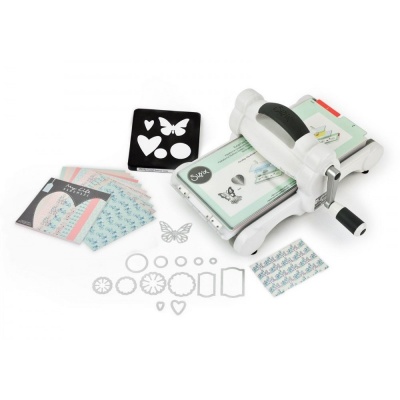 Kit de scrapbooking com máquina de cortar e acessórios em fundo branco