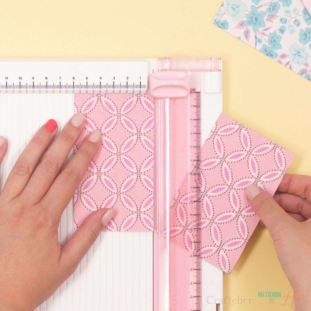 Folhas de papel rosa com padrão geométrico cortadas manualmente com cortador