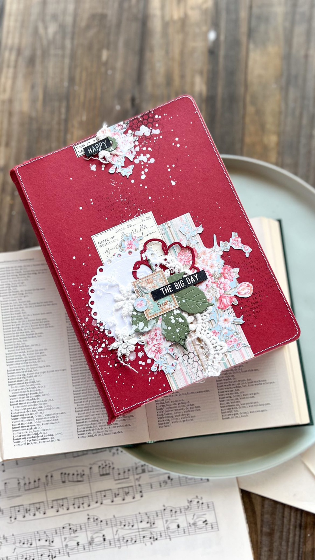 Reserva Workshop Presencial | Olena Khyzníak | Mel's Scrap Capa vermelha decorada com recortes de papel, flor vermelha em feltro e texto THE BIG DAY