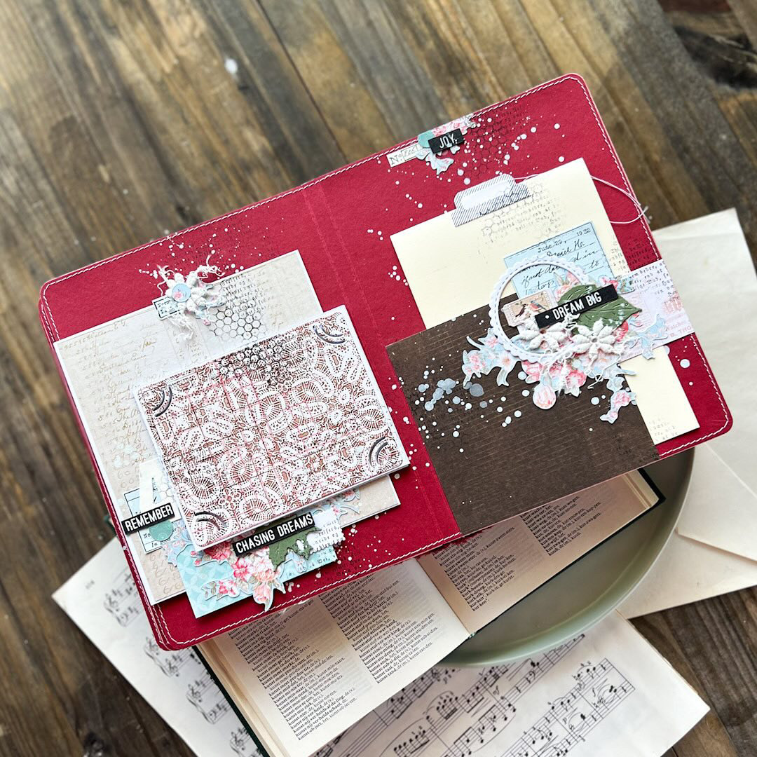 Reserva Workshop Presencial | Olena Khyzníak | Mel's Scrap Álbum de scrapbook aberto com decorações em várias cores e texto em inglês sobre mesa de madeira