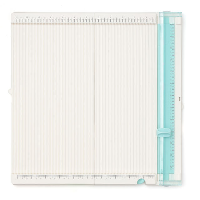 Prancha cortadora de papel branca com régua azul e marcações em centímetros