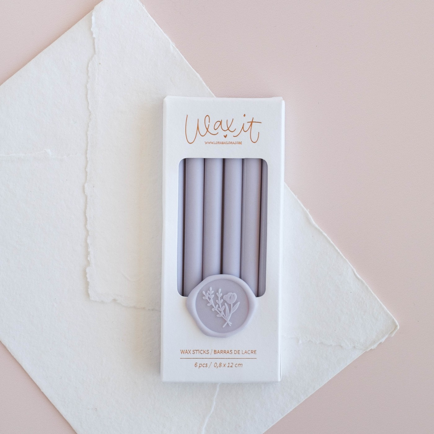 Barras Lacre | Berry | Wax It | Lora Bailora Pacote branco com seis velas lavanda e selo decorativo com ramo de flores