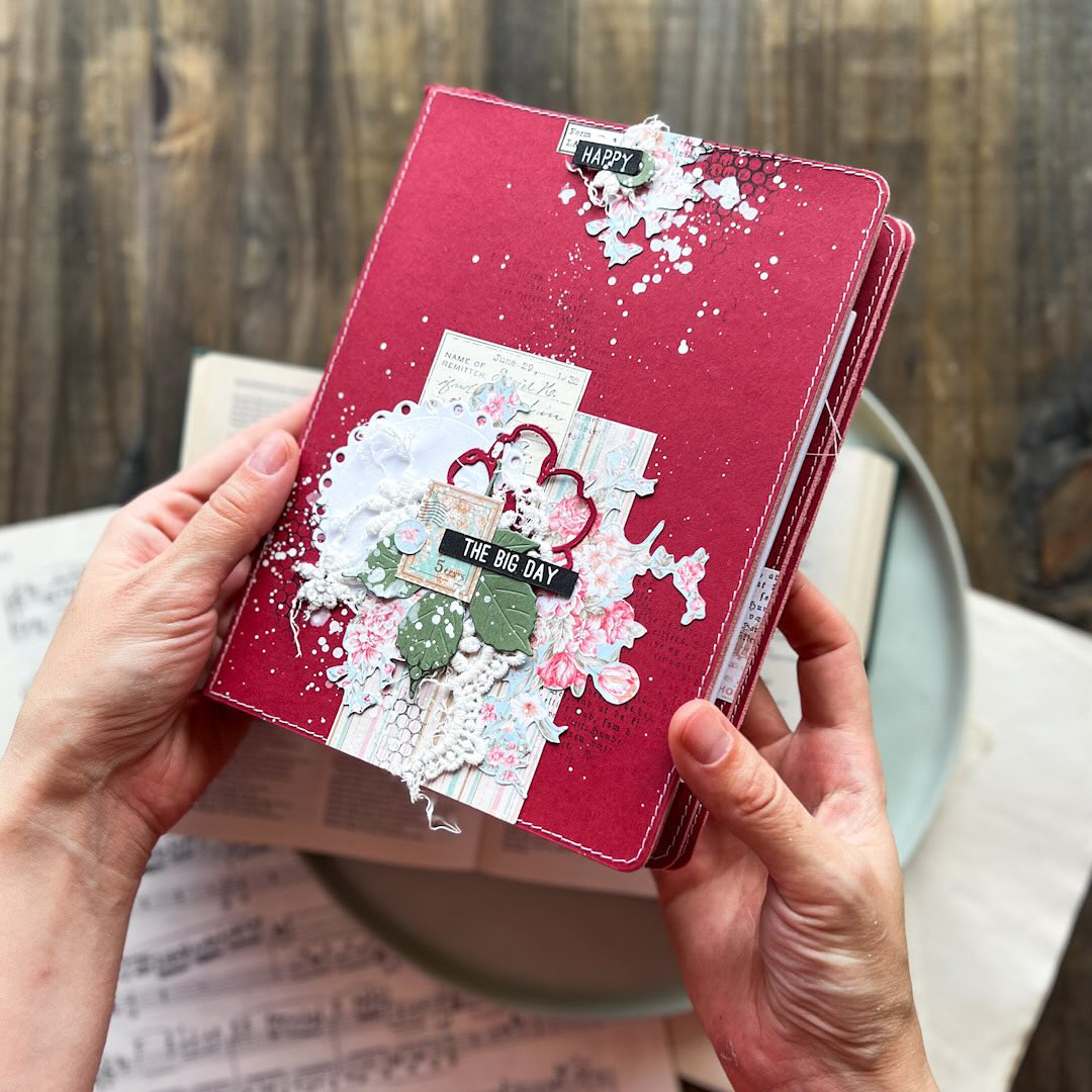 Reserva Workshop Presencial | Olena Khyzníak | Mel's Scrap Agenda ou caderno vermelho decorado com recortes de papel, rendas e pérolas