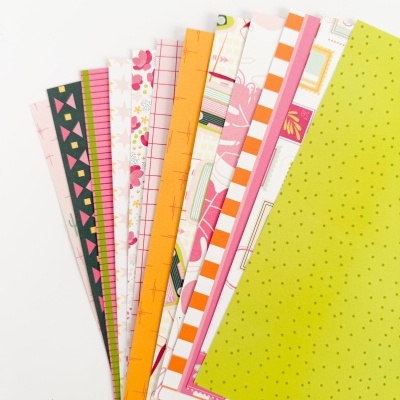 Folhas de papel colorido e estampado com padrões variados