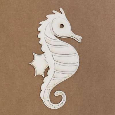 Peça decorativa de madeira clara em formato de cavalo-marinho com detalhes cinza sobre fundo castanho