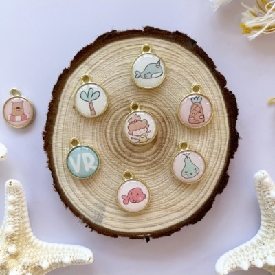 Medalhões redondos ilustrados sobre disco de madeira com estrelas-do-mar