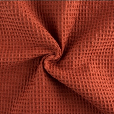 Tecido vermelho com padrão quadriculado em relevo tipo waffle