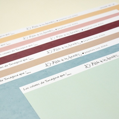 papéis coloridos com texto em faixa branca na parte superior