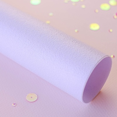 Rolo de papel texturado lilás claro com lantejoulas redondas