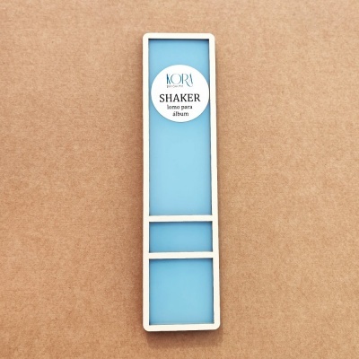 Moldura branca com fundo azul e etiqueta com texto KORI SHAKER looma para álbum