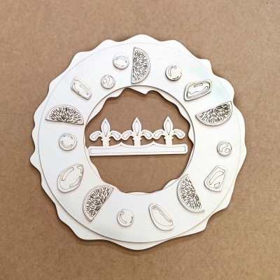 Adorno redondo em madeira clara com figuras de fungos recortadas