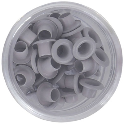 Vários ilhós de borracha cinza dentro de um recipiente transparente